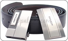Deux boucles rectangulaires Azzaro. 