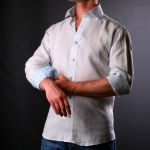 Chemise en lin gris clair à col et poignets à motifs fleuris bleus