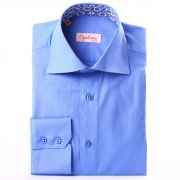 Une chemise bleue � interieur de col � fleurs bleues