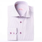 Une chemise blanche � petits carreaux noirs et fushias