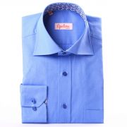 Une chemise bleue � interieur de col � fleurs bleues