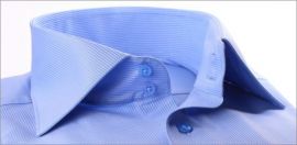 Chemise bleue � fines rayures blanches, poignets mousquetaires