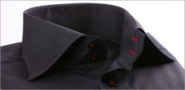 Chemise cintr�e grise � boutonni�res rouges et boutons noirs
