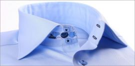 Chemise cintr�e bleue, galon � motifs bleus cousu sur l'ext�rieur du col