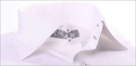 Chemise cintr�e blanche, galon fleuri gris sur l'ext�rieur du col et boutonni�res grises
