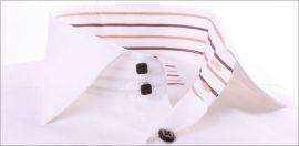 Chemise blanche à col et poignets à rayures beiges et marrons et boutons marrons