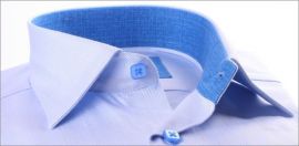 Chemise cintr�e bleue � col et poignets � motifs bleus