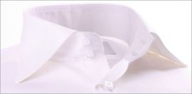 Chemise blanche � col et poignets mousquetaires gris clairs