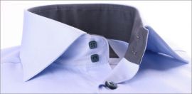 Chemise bleue � col et poignets mousquetaires gris et boutons gris