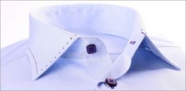 Chemise cintr�e bleue � surpiqures et boutons violets