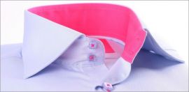 Chemise cintr�e bleue � col et poignets roses fushias