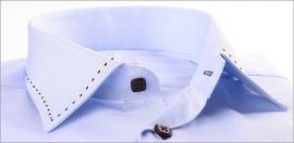 Chemise cintr�e bleue � surpiqures et boutons marrons