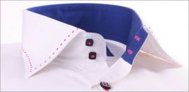 Chemise blanche � col et poignets bleu marine et surpiqures roses