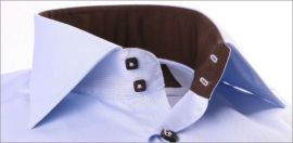 Chemise cintr�e bleue � col, boutons et poignets marrons