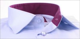 Chemise bleue � col, boutonni�res et poignets mousquetaires violets
