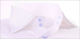 Chemise blanche � surpiqures et boutons bleus