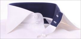 Chemise blanche � col et poignets mousquetaires bleu marine