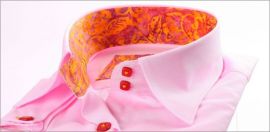 Chemisier rose � manches courtes, col � motifs rouges, roses et jaunes orang�s