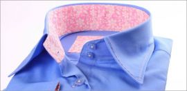 Chemisier bleu � manches 3/4, col � fleurs et surpiqures roses