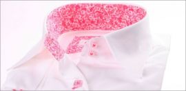 Chemisier blanc � manches courtes,  col � fleurs roses 