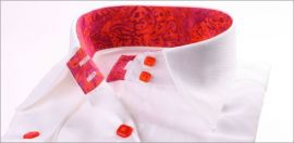 Chemisier blanc � manches courtes, col � motifs rouge bordeaux et orang�s