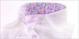 Chemisier blanc � manches courtes, col � fleurs mauves, roses et bleues