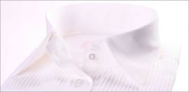 Chemisier blanc � plastron et poignets mousquetaires