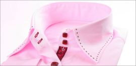 Chemisier rose � manches 3/4, galon fleuri et surpiqures rouges