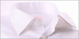 Chemise blanche � col classique et poignets mousquetaires