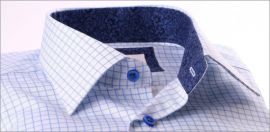 Chemise � carreaux bleus et blancs, col et poignets � motifs fleuris bleus