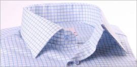 Chemise � carreaux bleus et blancs et poignets mousquetaires 