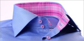 Chemise bleu moyen � col et poignets � carreaux mauves et roses