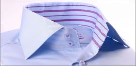 Chemise bleu clair � col et poignets mousquetaires � rayures violettes