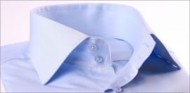 Chemise bleu clair � poignets mousquetaires