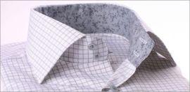 Chemise � carreaux blancs et gris, col et poignets � motifs fleuris gris