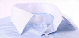Chemise � petits carreaux bleus et blancs, col et poignets mousquetaires blancs