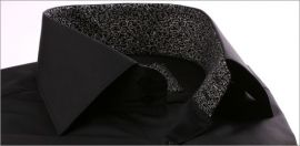 Chemise noire à col et poignets à motifs blancs