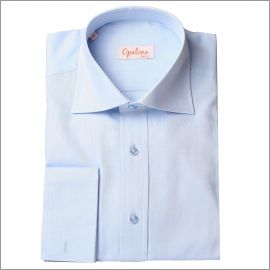 Chemise bleue � poignets mousquetaires