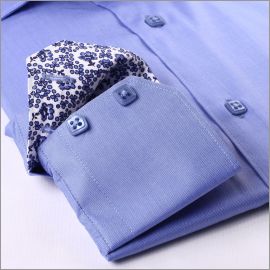 Une chemise bleue � interieur de col � fleurs bleues