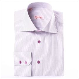 Une chemise blanche � petits carreaux noirs et fushias