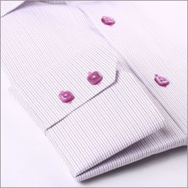 Une chemise blanche � petits carreaux noirs et fushias