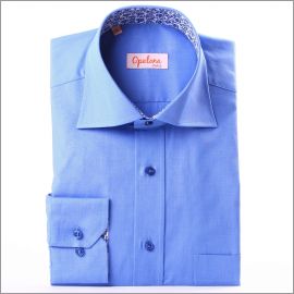 Une chemise bleue � interieur de col � fleurs bleues
