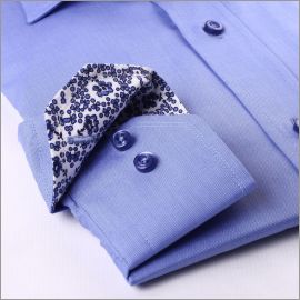 Une chemise bleue � interieur de col � fleurs bleues
