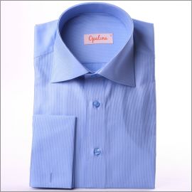 Chemise bleue � fines rayures blanches, poignets mousquetaires