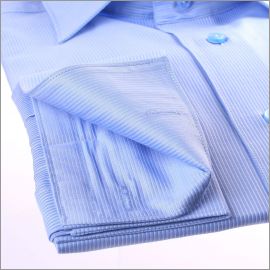 Chemise bleue � fines rayures blanches, poignets mousquetaires