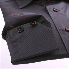 Chemise cintr�e grise � boutonni�res rouges et boutons noirs