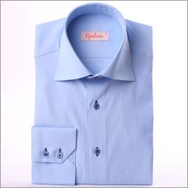 Chemise cintr�e bleue, galon � motifs bleus cousu sur l'ext�rieur du col