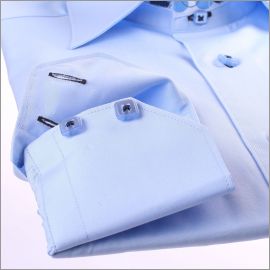 Chemise cintr�e bleue, galon � motifs bleus cousu sur l'ext�rieur du col