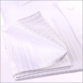 Chemise cintr�e blanche � poignets mousquetaires