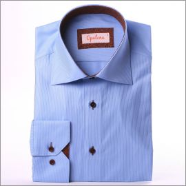 Chemise bleue � fines rayures blanches, col et poignets � motifs marrons, boutons marrons